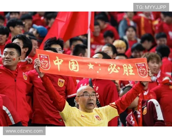 国足逆转取胜点燃球迷激情全场高呼中国队加油再现绿茵场辉煌