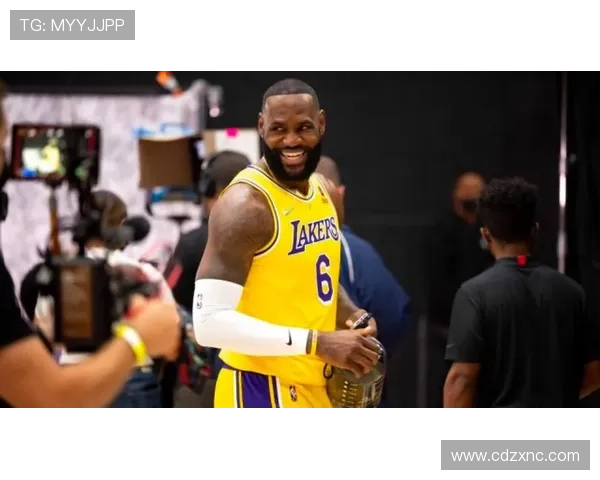 詹姆斯谈湖人新赛季目标:全力冲击冠军争夺战力求突破