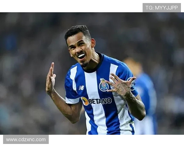 年轻前锋读秒绝杀助力球队惊险逆转晋级并引爆全场热烈欢呼声浪震荡 年轻前锋读秒绝杀助力球队惊险逆转晋级并引爆全场热烈欢呼声浪震荡