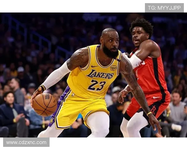 詹姆斯领衔湖人队迎战勇士迎来新赛季首场焦点战，快船力争突破西部激烈竞争